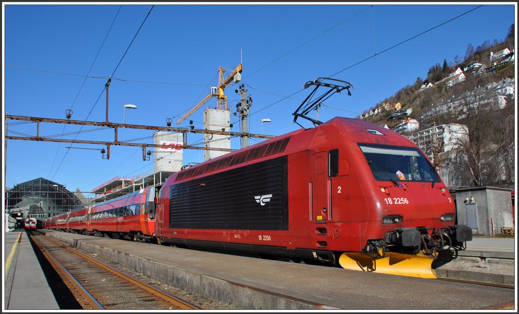 EL 18 2256 in typischer norwegischer Fsrbgebung in Bergen. (15.03.2015)