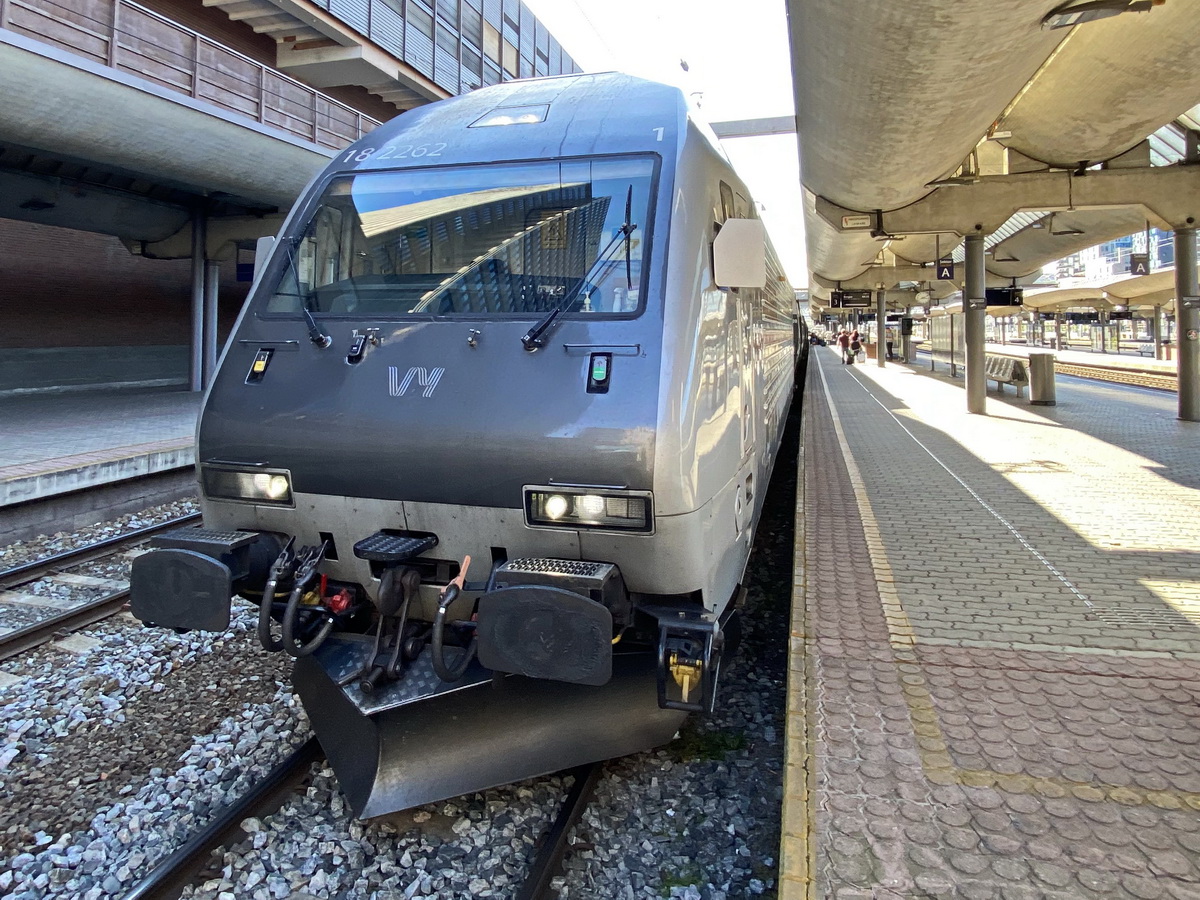 EL 18 2262 als Bergenbahn steht am 19. Juni 2022 im Bahnhof von Oslo.