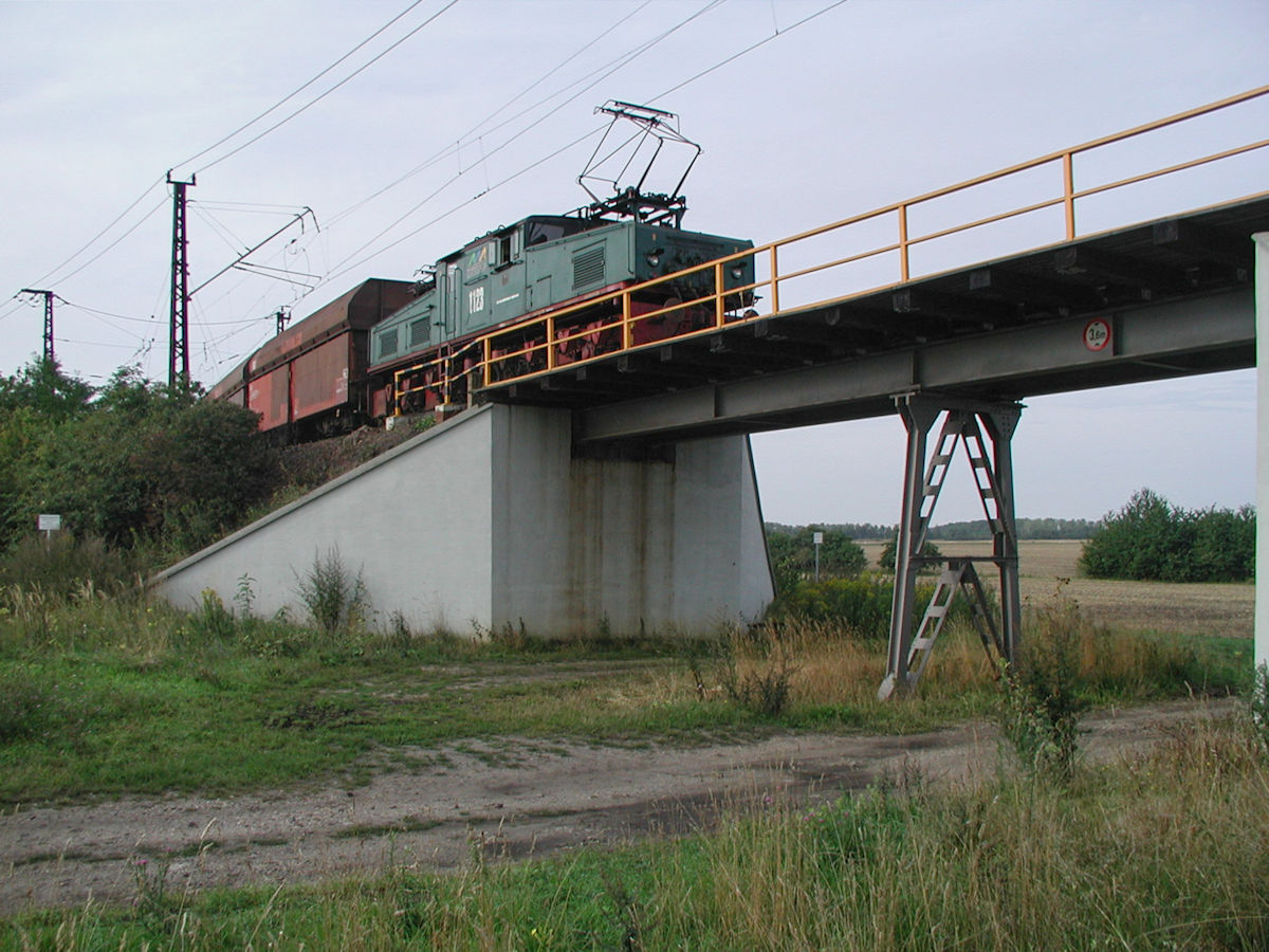 El 2 1123 der Mitteldeutschen Braunkohlengesellschaft mbH verließ am 25.08.2006 mit einer Garnitur voller Kohlewagen den Übergabebahnhof in Mumsdorf, um sie zum Bunker am Kraftwerk zu bringen. Der elektrische Betrieb wurde wenige Wochen später eingestellt und das Kraftwerk im Jahr 2013 stillgelegt.