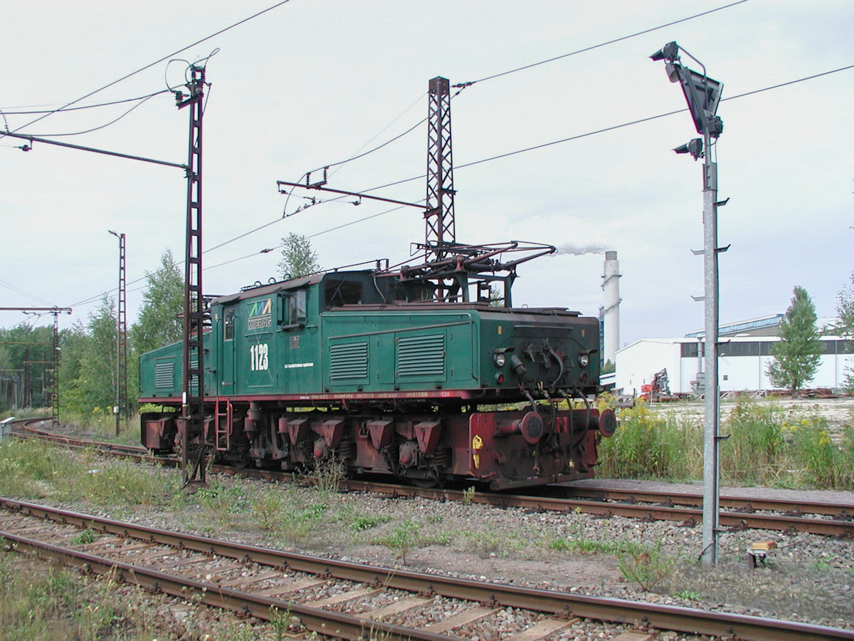 El 2 1123 der Mitteldeutschen Braunkohlengesellschaft stand am 17.08.2006 in der Nähe des Kraftwerkes Mumsdorf und wartete auf den nächsten Einsatz. Der Betrieb wurde wenige Wochen später auf Dieselloks umgestellt und das Kraftwerk 2013 endgültig stillgelegt.