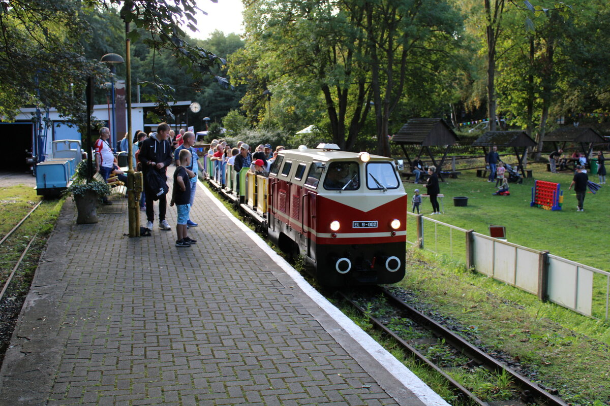 EL 9-002 der Parkeisenbahn Vatterode mit einem Zug zum Wippergrund, am 30.09.2023 im Bahnhof Mansfeld Schleife.