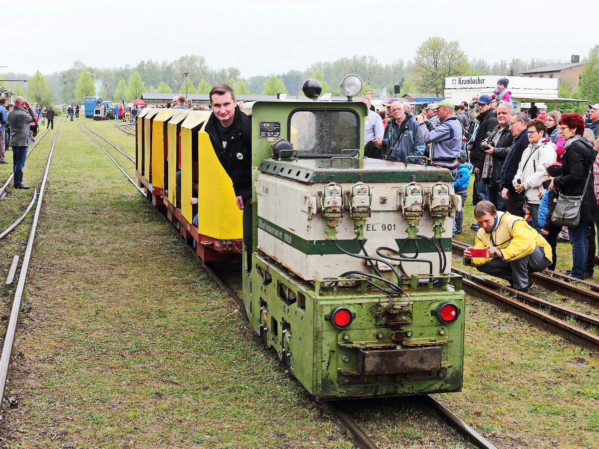 EL 901 (Elektrofeldbahn) bei der Parade im  Ziegelmuseum des Ziegeleipark Mildenberg Feldbahndiesel  mit  Personenanhänger  am 13. Mai 2017.
