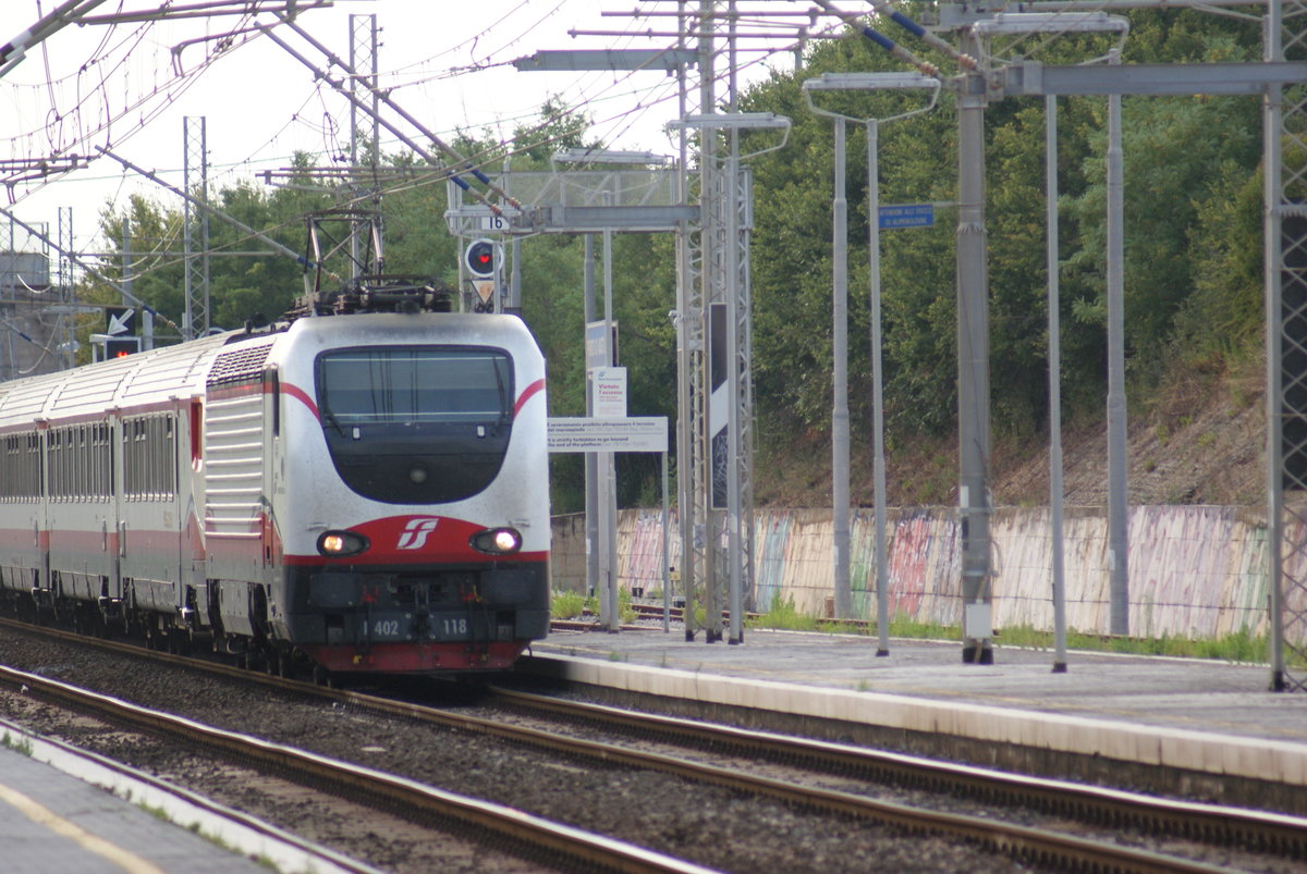 electric locomotive e 402.118 in transit at Pomezia station, 17 aug 2018
