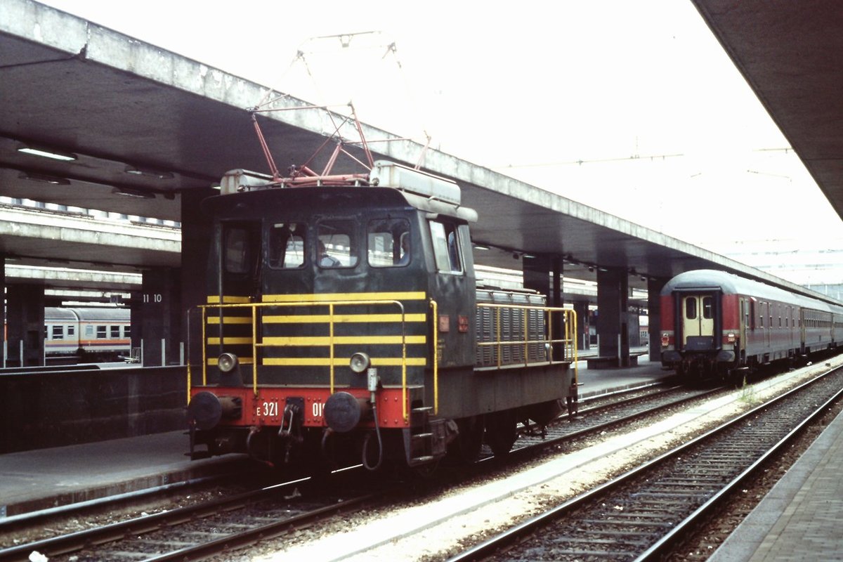 electric shunting locomotive e 321.010 at Roma Termini, 16 lug 1991