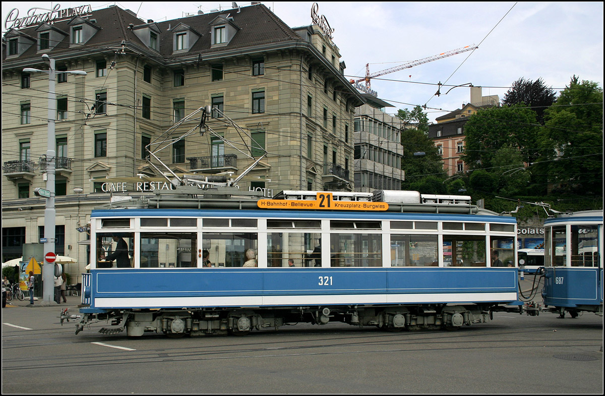 Elefant 1929-31 -

Ein Tram vom Typ Ce4/4 an der Haltestelle Central in Zürich. Im Einsatz waren diese Triebwagen bis 1966. 50 Stück davon wurden gebaut.

24.05.2008 (M)