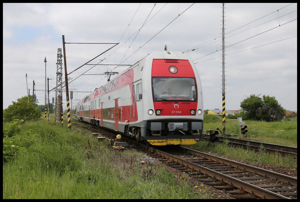Elefant 671019-8 verlässt hier als Zug 4617 am 17.5.2019 verspätet um 13.42 Uhr den Bahnhof Tvrdosovce auf der Fahrt nach Nove Zamky.