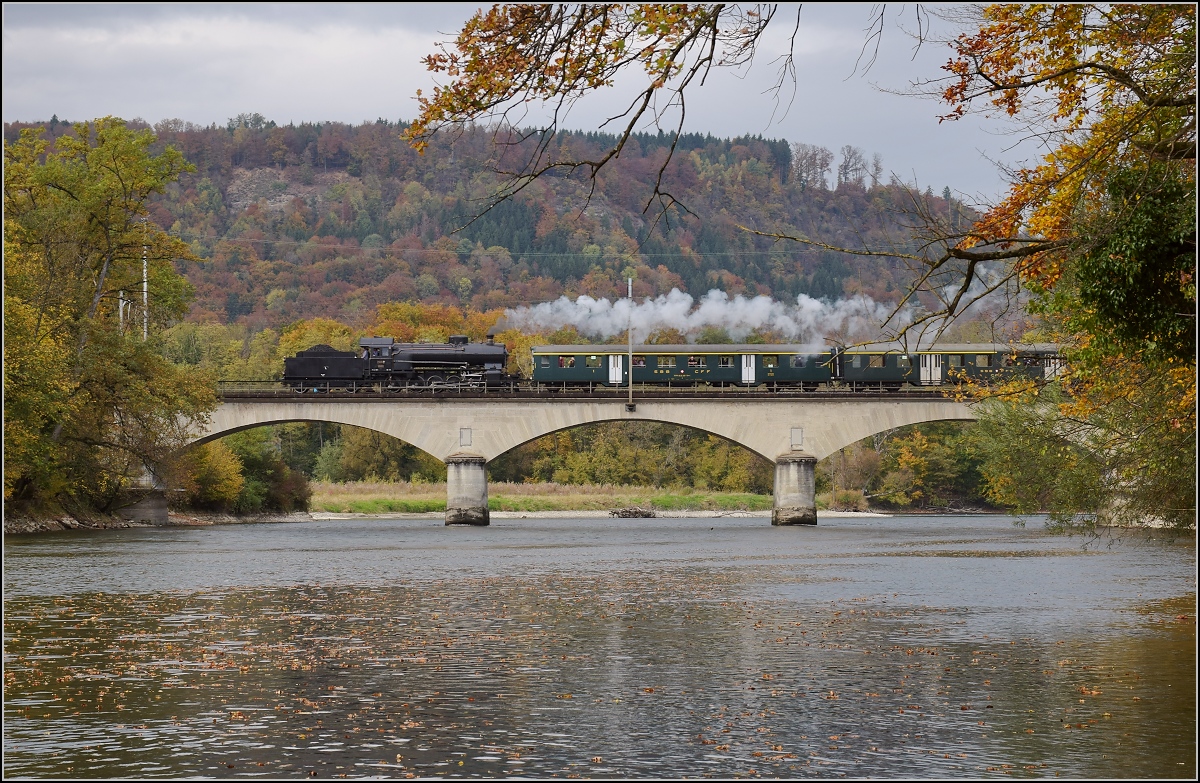 Elefant auf dem Weg zum Gotthard. Zwischen Turgi und Brugg war fr ein paar Kilometer Rckwrtsfahrt angesagt. C 5/6 2969 auf der Reussbrcke bei der Mndung in die Aare, in der Gegenrichtung ein Klassiker, hingegen bei Fahrt Richtung Brugg besser vom Wasser aus zu sehen, das hier als Ergnzung zu Julians Version. Oktober 2017.