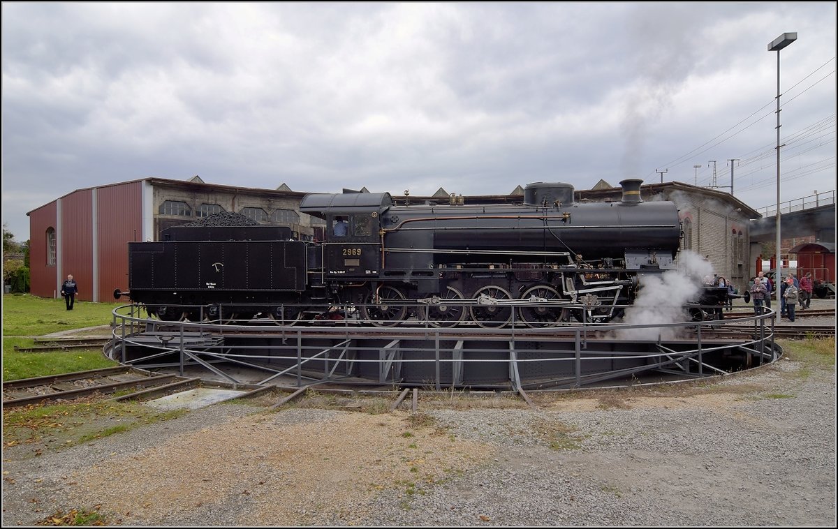 Elefant auf dem Weg zum Gotthard. C 5/6 2969 passt in Brugg nur knapp auf die Drehscheibe. Da brauchte es noch ein wenig Feinjustierung, bevor man die 1 1/2-fache Ehrenrunde machen konnte. Oktober 2017.