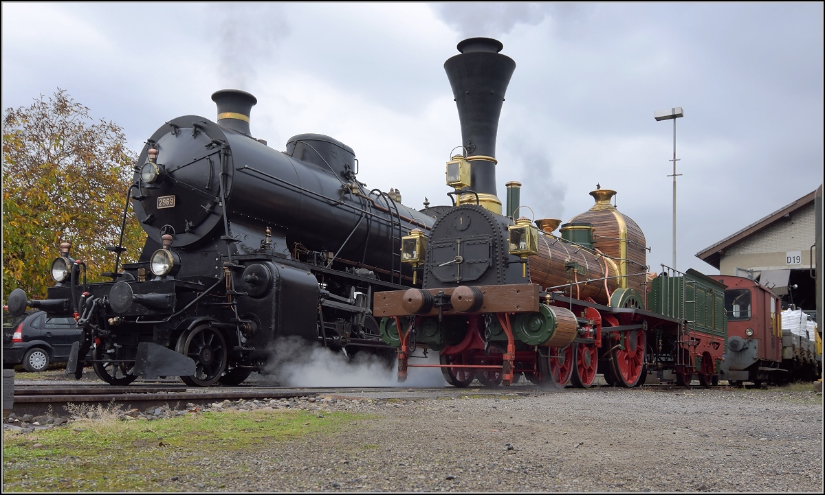 Elefant auf dem Weg zum Gotthard. In Brugg gab es eine ganz besondere Begegnung. Die zuletzt ausser Dienst gestellte Dampflok der SBB, C 5/6 2969 begegnete dem extra für diese Gelegenheit angeheizten Nachbau der ersten Dampflok der Schweiz, der Limmat mit der Nummer 1. Oktober 2017.