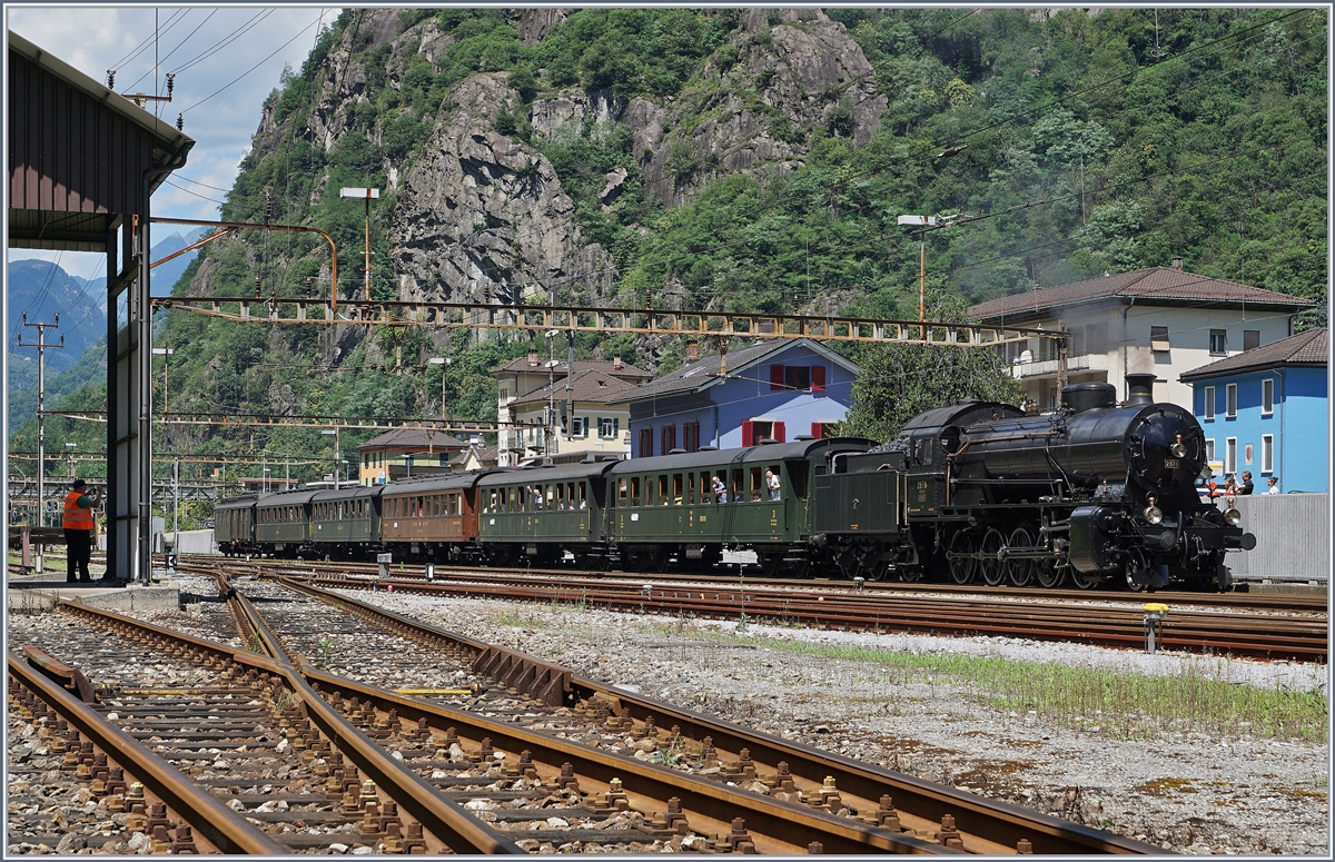 Elefanten, Krokodile und andere Tierchen: die SBB Historic C 5/6 2978  Elefant  erreicht mit ihrem Dampfzug Bodio, wo ihr dann eine ETCS Box in Form einer Re 4/4 II vor den Rüssel gestellt wird. 
Interessanterweise standen die für den Gotthard beschafften  Elefanten  auf dieser Strecke nur wenige Jahre im Einsatz und wurden praktisch noch fabrikneu ab 1920 durch  Krokodil -Lokomotiven ersetzt. 

28. Juli 2016