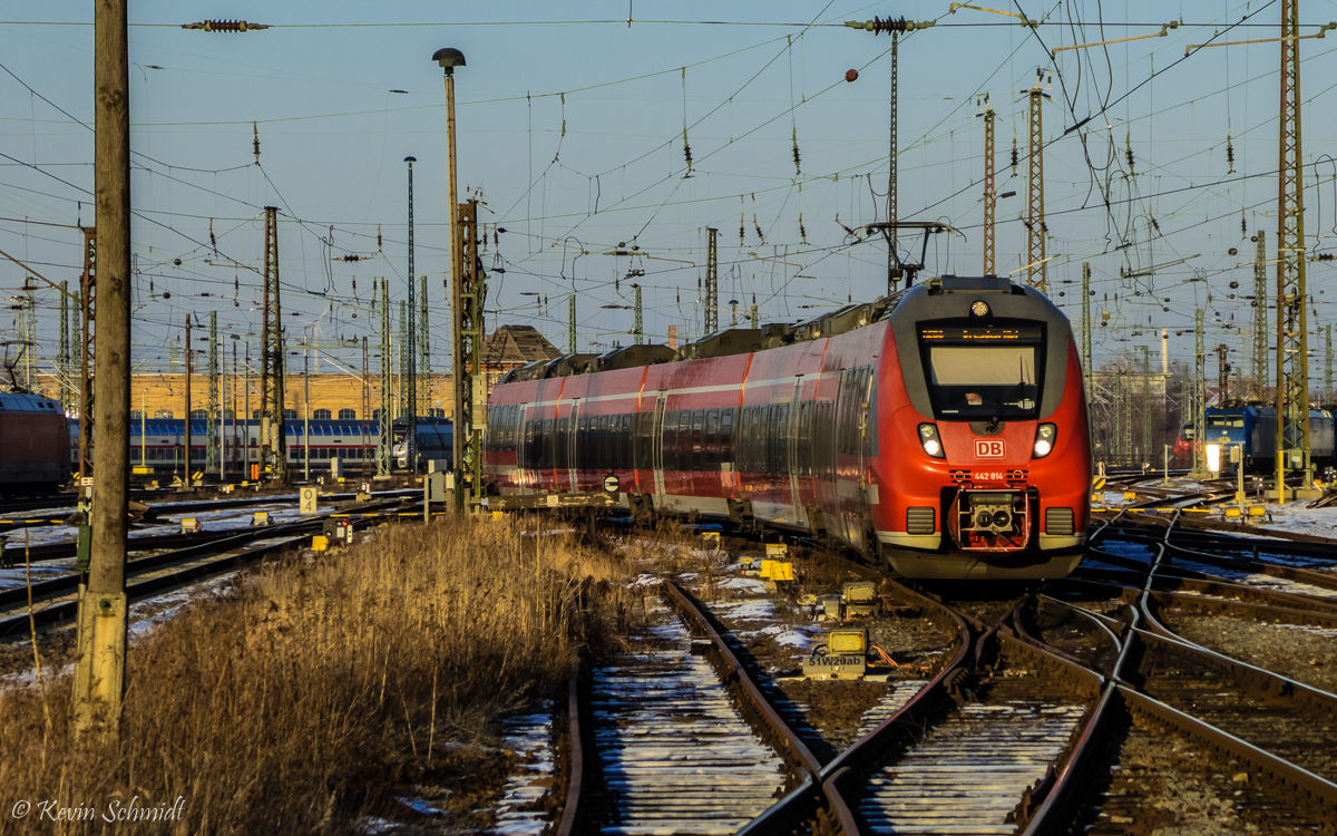 Elegant gleitet ein RE Dresden-Leipzig in der winterlichen Abendsonne auf Gleis 20 des Leipziger Hauptbahnhofs hinein. (28.01.2017)