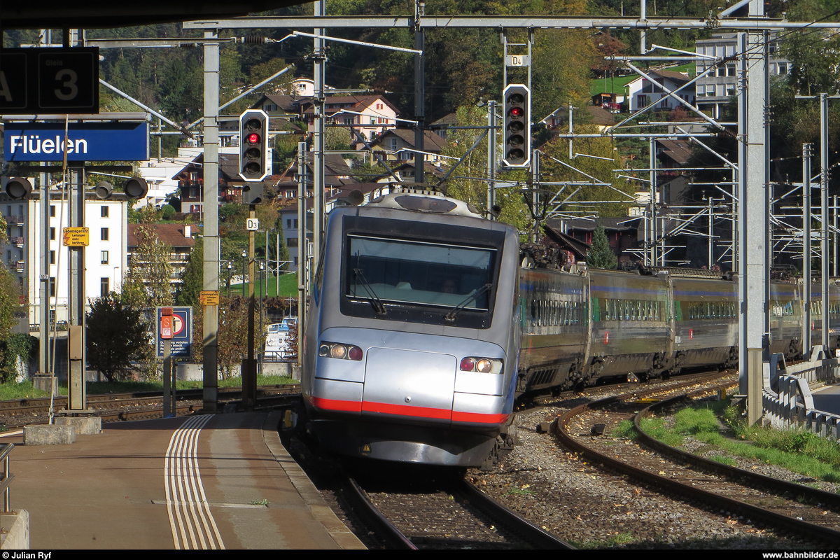 Elegant neigt sich dieser SBB ETR 470 am 28. Oktober 2013 in die S-Kurve vor dem Bahnhof Flüelen. Der Zug ist pünktlich unterwegs - bei den ETR 470 keine Selbstverständlichkeit.