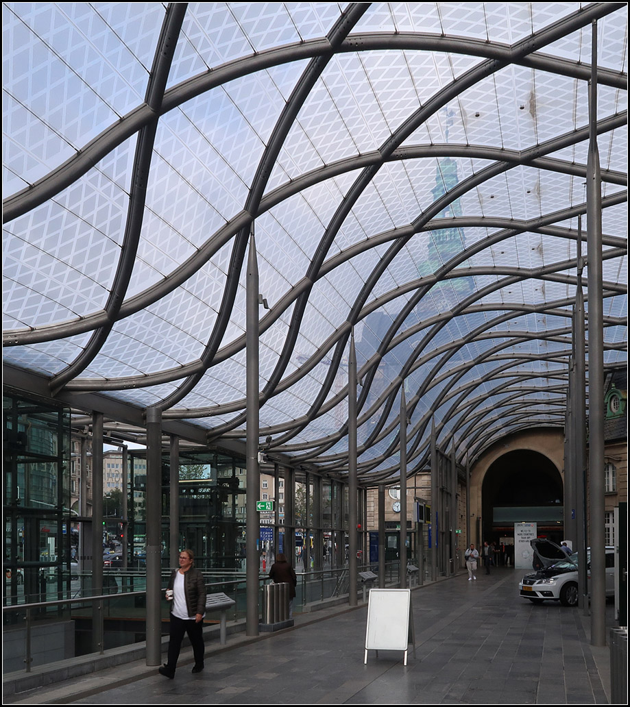 Elegant und schwungvoll -

die Stahl-Glas-Konstruktion, der Halle die auf der Straßenseite an das Empfangsgebäude des Luxemburger Bahnhofes angebaut wurde. Durch das Glasdach hindurch ist der Bahnhofsturm erkennbar.

Schaut man in die Kategorie des Luxemburger (Haupt)-Bahnhofes findet man außer den üblichen Zugbildern, kaum Aufnahmen, die sich mit dem Bahnhof selber befassen. So uninteressant ist der Bahnhof doch auch nicht. 

06.10.2017 (M)