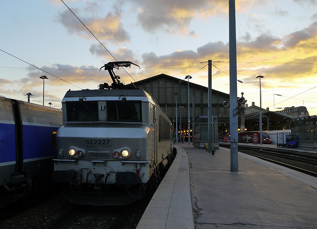 Elegante E-Lok BB 22200 am Pariser Bahnhof  Gare Du Nord . 14.1.2014