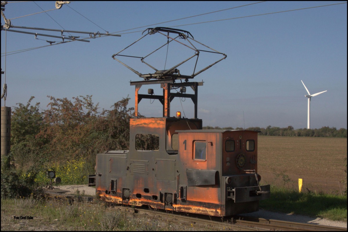 Elektrische Feldbahn 600 mm der Sodawerke Staßfurt - Förderstedt: 
Am 26.09.2015 war Lok 1 im Einsatz und rangierte ihren vier Wagen Zug an der Verladeanlage in Förderstedt.