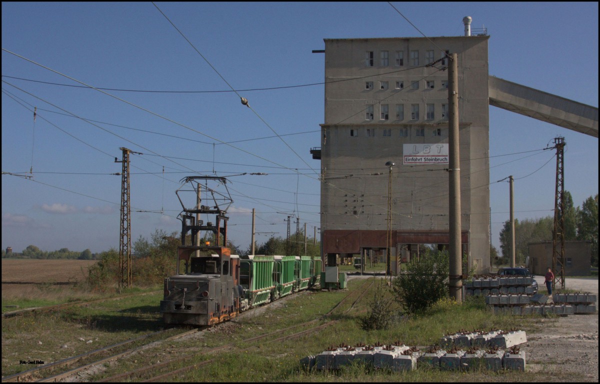 Elektrische Feldbahn 600 mm der Sodawerke Staßfurt - Förderstedt:
Lok 1 mit einem Kippwagen Zug am 26.09.2015 an der Verladeanlage in Förderstedt.