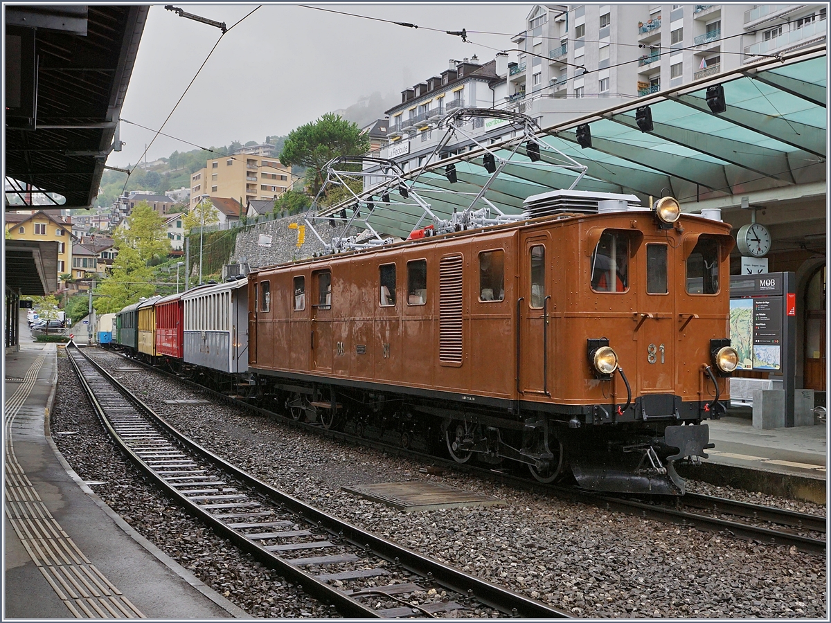 Elektrische Lokomotiven wurden in den Anfangsjahren der elektrischen Traktion wurden einigen Ländern braun lackiert und wie die Grossen so auch die Kleinen: allem Anschein nach wurde die Bernina Bahn Ge 4/4 grün lackiert, doch später von RhB übernommen dem Farbschema der RhB angepasst und somit wie die anderen RhB Lok braun gestrichen. 

Im Bild die Bernina Bhan RhB Ge 4/4 81 der Blonay-Chamby Bahn mit einem Sonderzug Montreux - Gstaad im Rahmen der Feierlichkeiten zum 50 Jahre Jubiläum der Blonay-Chamby Bahn. 

14. September 2018
