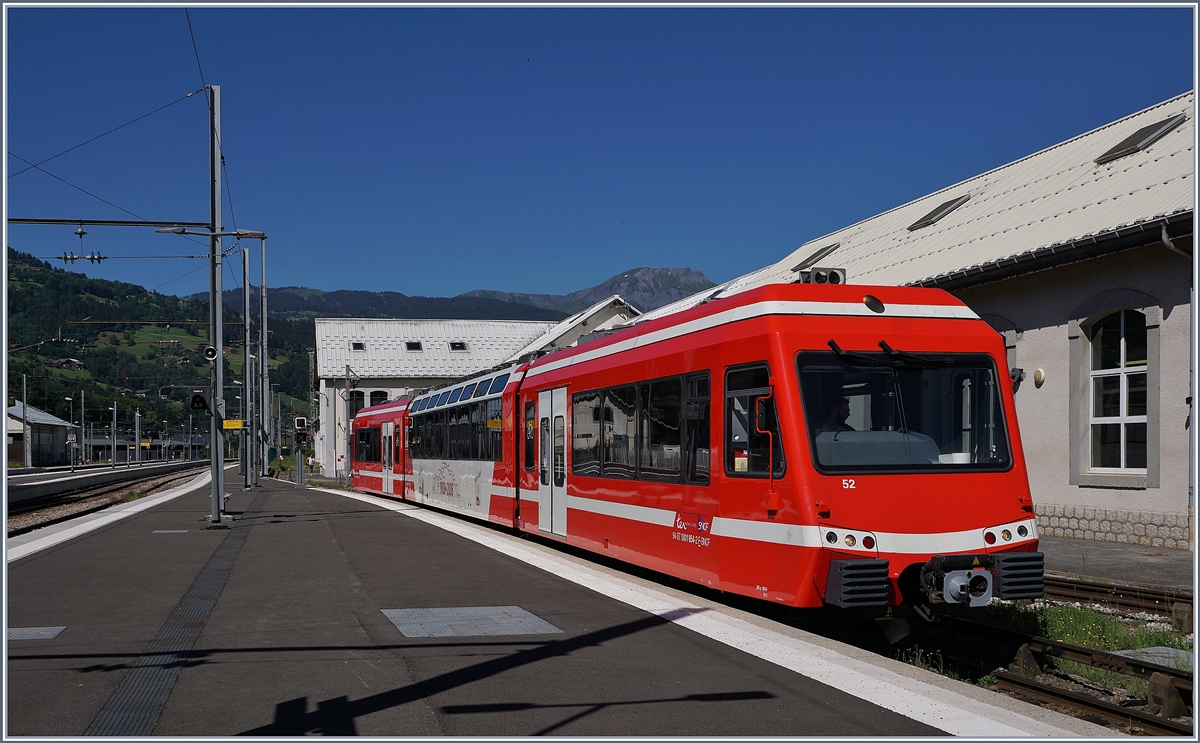 Elektrischer Bahnbetrieb geht auch ohne Fahrleitung: In St-Gervais les Bains le Fayet wartet der SNCF Z 850 N° 52 (94 87 0001 854-2F-SNCF) auf seinen nächsten Einsatz im Pendelverkehr Les Houches - Vallorcine. 

7. Juli 2020