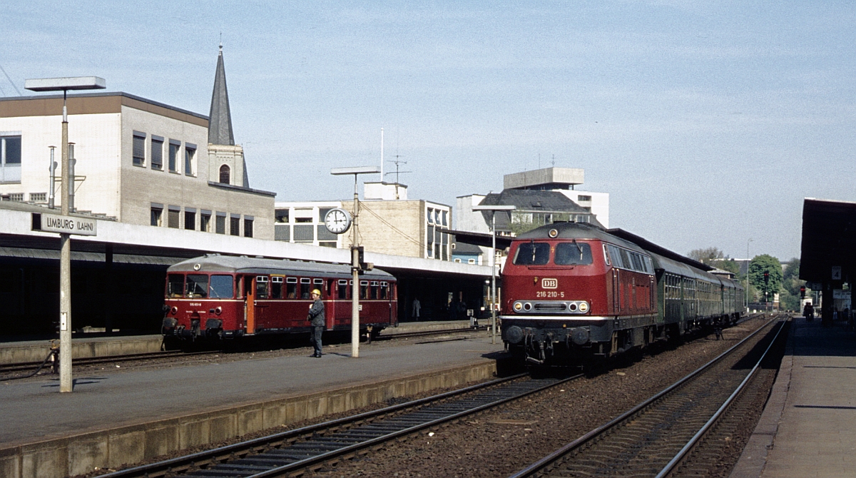 Elektrischer Betrieb ohne Fahrdraht in Limburg im Mai 1981. Bei 515 651 wird man gleich die roten Blenden abnehmen und er wird in Kürze mit den Übergangsreisenden aus Gießen wieder in den Westerwald in Richtung Altenkirchen starten.