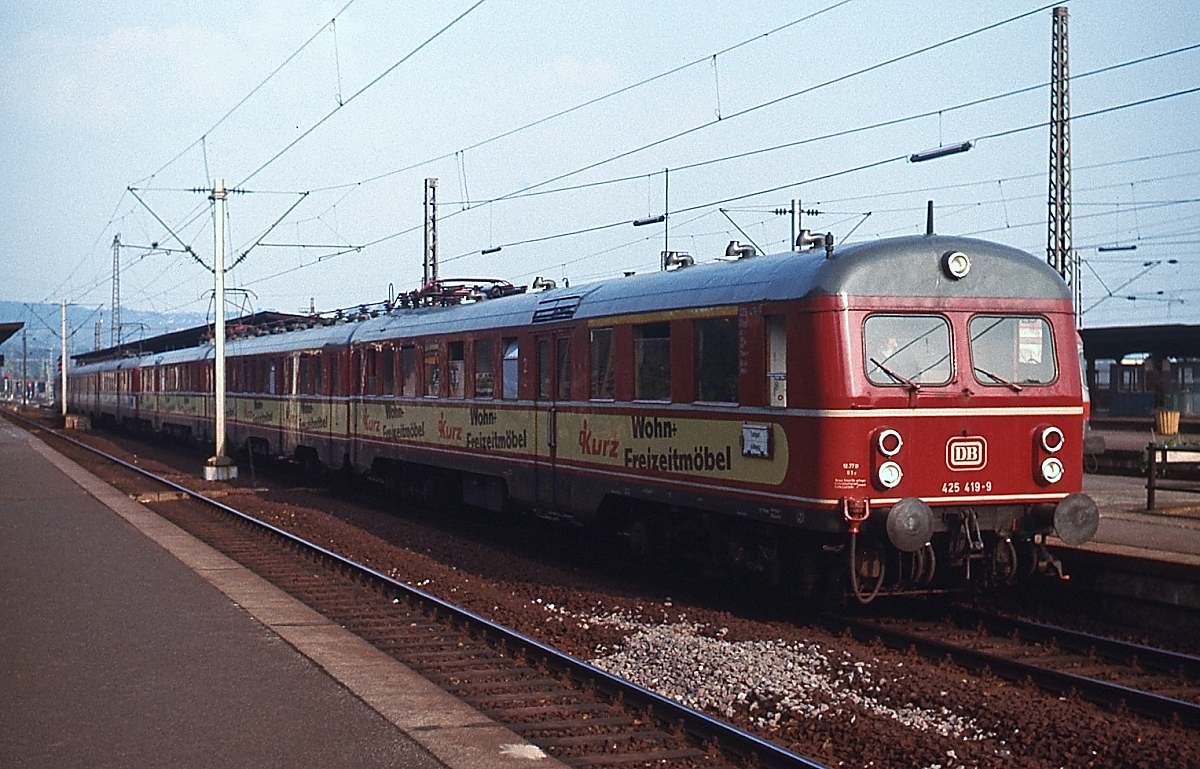 Elektrischer Vorortverkehr in Stuttgart im Mai 1978: Bis 1986 standen die zwischen 1935 und 1937 beschafften 39 Triebwagen der Baureihe ET 25 im Einsatz. Zunächst waren sie in nahezu allen damals elektrifizierten Netzen anzutreffen. In den 1960er Jahren erhielten sie (leider) eine neue Front und waren zuletzt rund um Suttgart unterwegs. Hier ist gerade eine 425-Doppeltraktion mit dem 425 419-9 an der Spitze in Stuttgart-Bad Cannstatt angekommen.