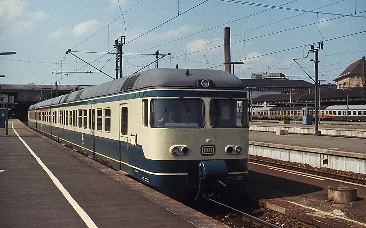 Elektrischer Vorortverkehr in Stuttgart im Mai 1978: Ein unbekannter 427 im Stuttgarter Hauptbahnhof. Diese 1964 gebauten fünf Triebwagen waren in Tübingen beheimatet und wurden bis 1986 ausgemustert. Sozusagen ein Prototyp des 420, denn die mit den 427 gemachten Erfahrungen flossen in die Entwicklung dieser Triebwagen ein.