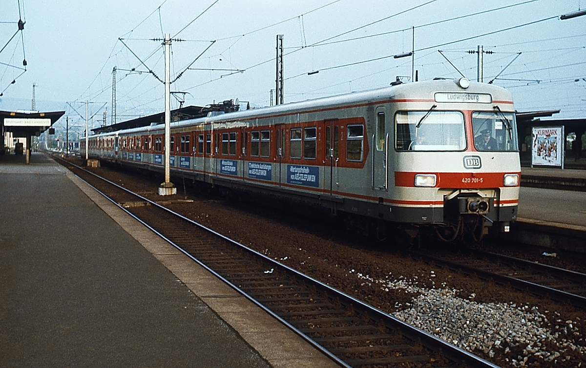 Elektrischer Vorortverkehr in Stuttgart im Mai 1978: Als Vorbote des einige Monate später aufgenommenen S-Bahn-Verkehrs verlässt ein 420-Doppel, vorne 420 701-5, Stuttgart-Bad Cannstatt in Richtung Ludwigsburg