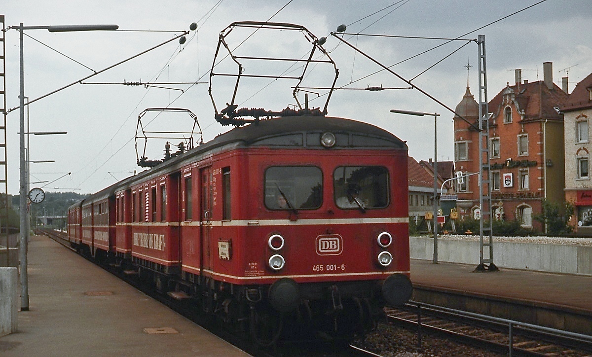 Elektrischer Vorortverkehr in und um Stuttgart im Mai 1978: Der 1933 gebaute 465 001-6 war bis zum Ende des ET 65-Betriebes im Herbst 1978 im Einsatz, hier in Reutlingen West. Insgesamt 25 Trieb- und Steuerwagen wurden für den S-Bahn-ähnlichen Vorortverkehr auf den elektrischen Strecken rund um Stuttgart beschafft. Beheimatet waren sie stets in Esslingen.