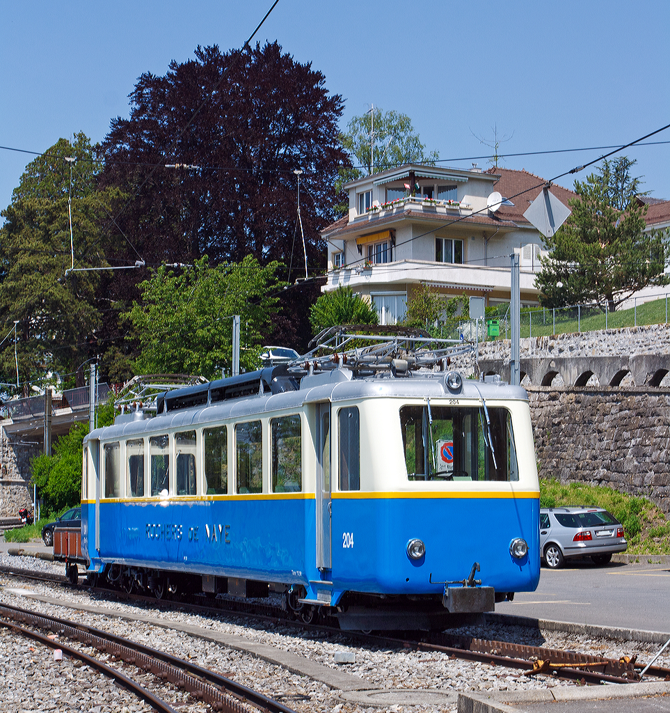Elektrischer Zahnradtriebwagen Bhe 2/4 204 (ex BChe 2/4) der Transports Montreux-Vevey-Riviera (MVR), ex Montreux–Territet–Glion–Rochers-de-Naye-Bahn (MTGN), am 26.05.2012 abgestellt im Bahnhof Glion. 

Der Triebwagen wurde 1938 von der Schweizerische Lokomotiv- und Maschinenfabrik (SLM) in Winterthur gebaut, der elektrische Teil ist von BBC. 
Diese Treibwagen werden heute noch planmäßig für Schülerzüge eingesetzt.

Technische Daten:
Spurweite:  800 mm
Zahnstangensystem:  Abt
Achsfolge:  2'z 2'z
Länge über Puffer:  15.050 mm
Eigengewicht:  15.5 t
Höchstgeschwindigkeit: 18 km/h
Leistung: 150 kW
Fahrleitungsspannung:  850 V =