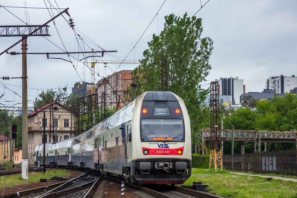 Elektrischer Zug EJ675-001 „Elephant“ mit IC+ Zug von Lemberg nach Kyiv Pass fährt vom Ausgangsbahnhof ab / Lemberg, Ukraine / 10.05.2025