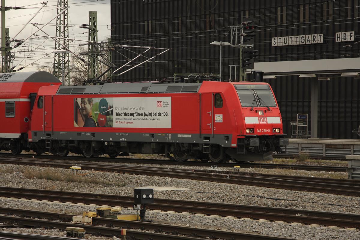 Elektrolok 146220 der DB wirbt für Triebfahrzeugführer. Hier bei der Einfahrt mit einem Regionalexpress am 11.02.2014 um 13.11 Uhr in den Hauptbahnhof Stuttgart.