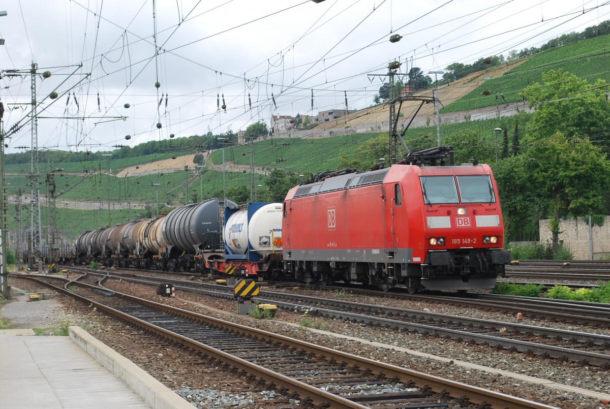 Elektrolok 185 149-2 fährt mit einem Kesselwagenzug durch den Würzburger Hbf (29. Juli 2015).