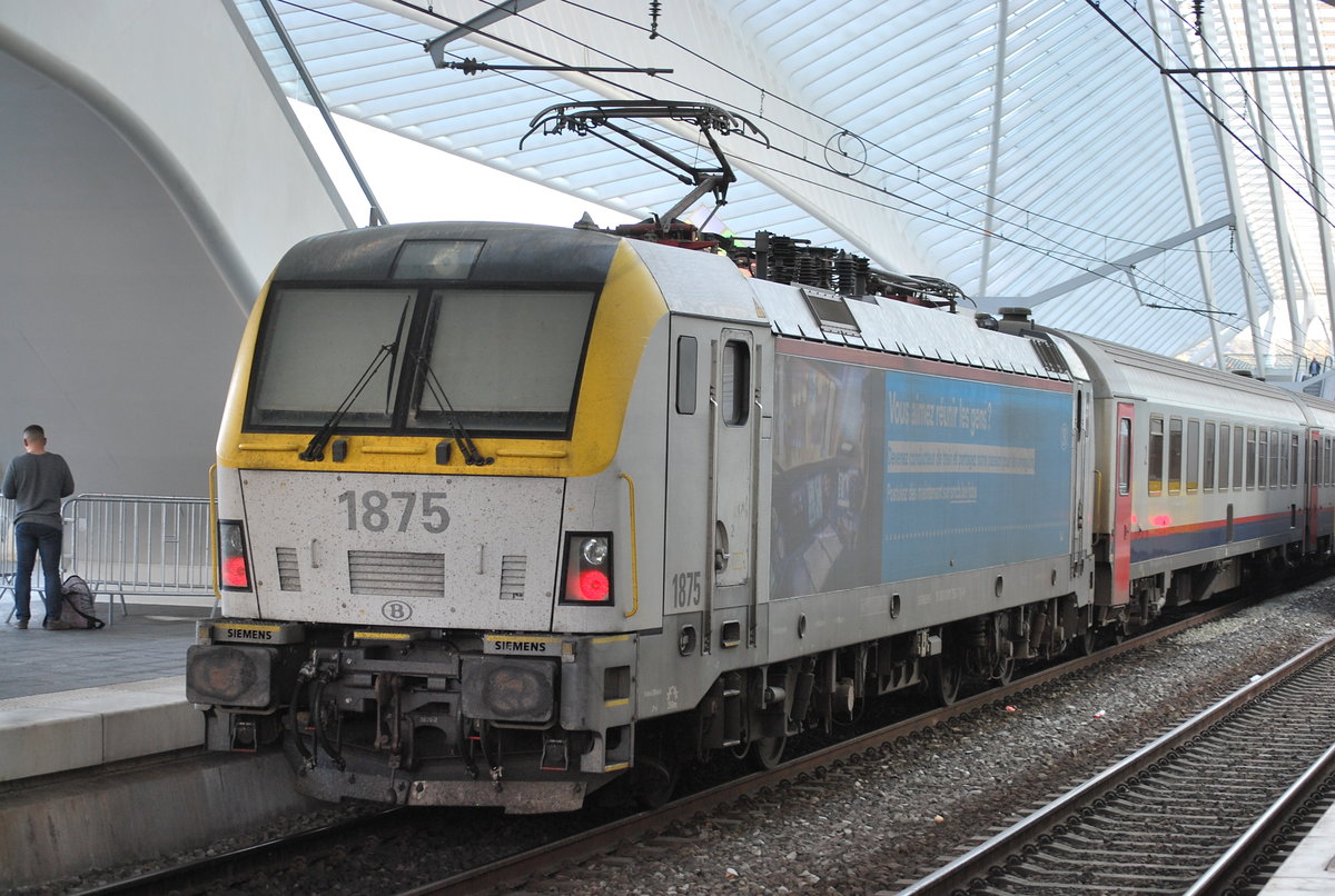 Elektrolok 1875 mit Sonderlackierung (Werbung für Arbeitsstellen bei der Bahn) schiebt einen L-Zug nach Eupen. Liège-Guillemins am 14. Oktober 2019.