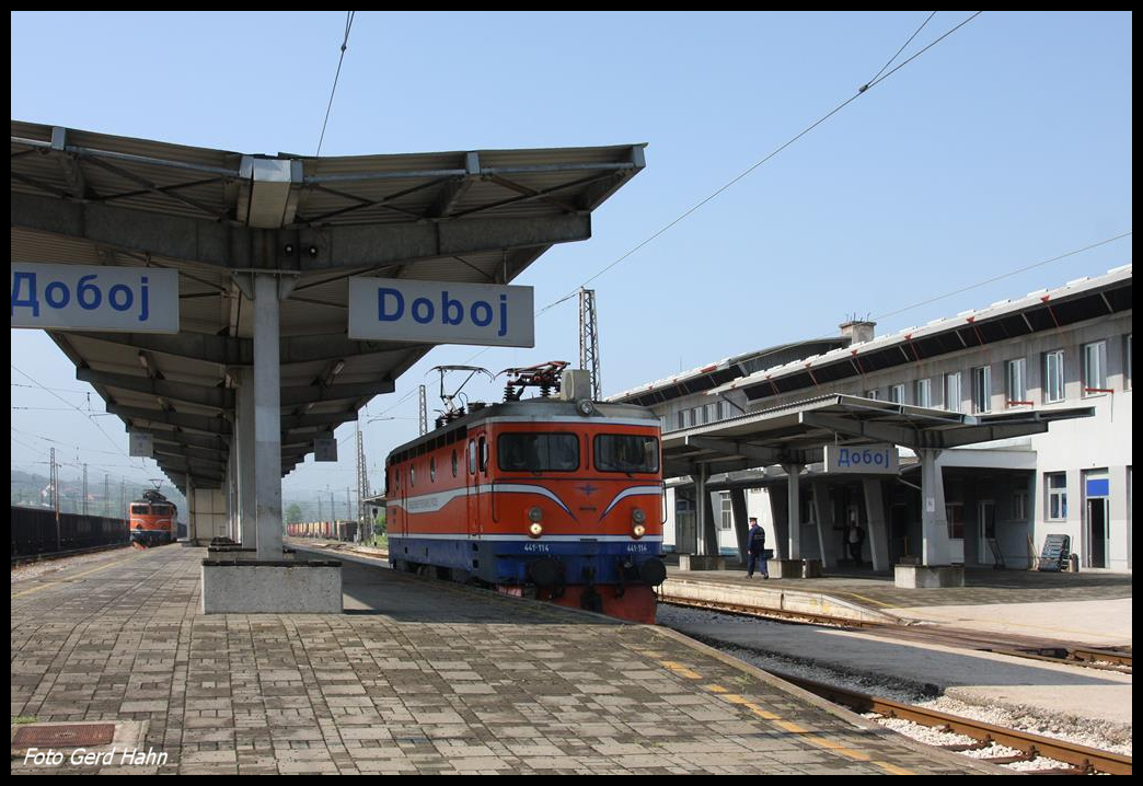 Elektrolok 441-114 steht hier am 24.5.2017 am Bahnstein in Doboj im serbischen Teil von Bosnien Herzgowina.