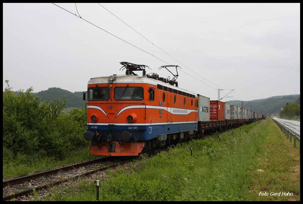 Elektrolok 441-801 ist hier am 24.5.2017 bei Blagaj mit einem Containerzug in Richtung Banja Luka unterwegs.