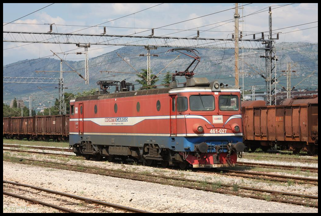 Elektrolok 461-027 hat hier am 16.5.2017 einen Güterzug aus Serbien nach Podgorica gebracht und fährt nun wieder solo aus dem Bahnhof.