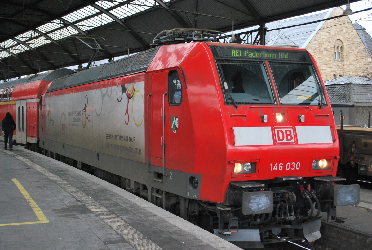 Elektrolok BR 146 030 mit Werbelackierung am Kopf vom RE 1 nach Paderborn im Aachener Hauptbahnhof abfahrtbereit (14. Januar 2015).