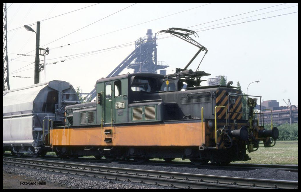 Elektrolok EH 113 rangiert hier am 11.5.1991 in Duisburg. 