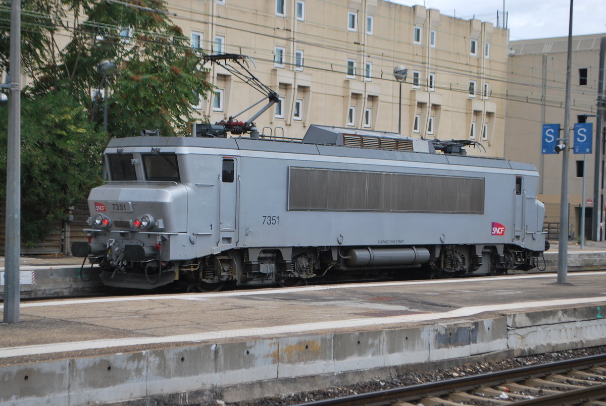 Elektrolok Nr. BB 7351 rangiert im Bhf Avignon-Centre am 14. September 2017
