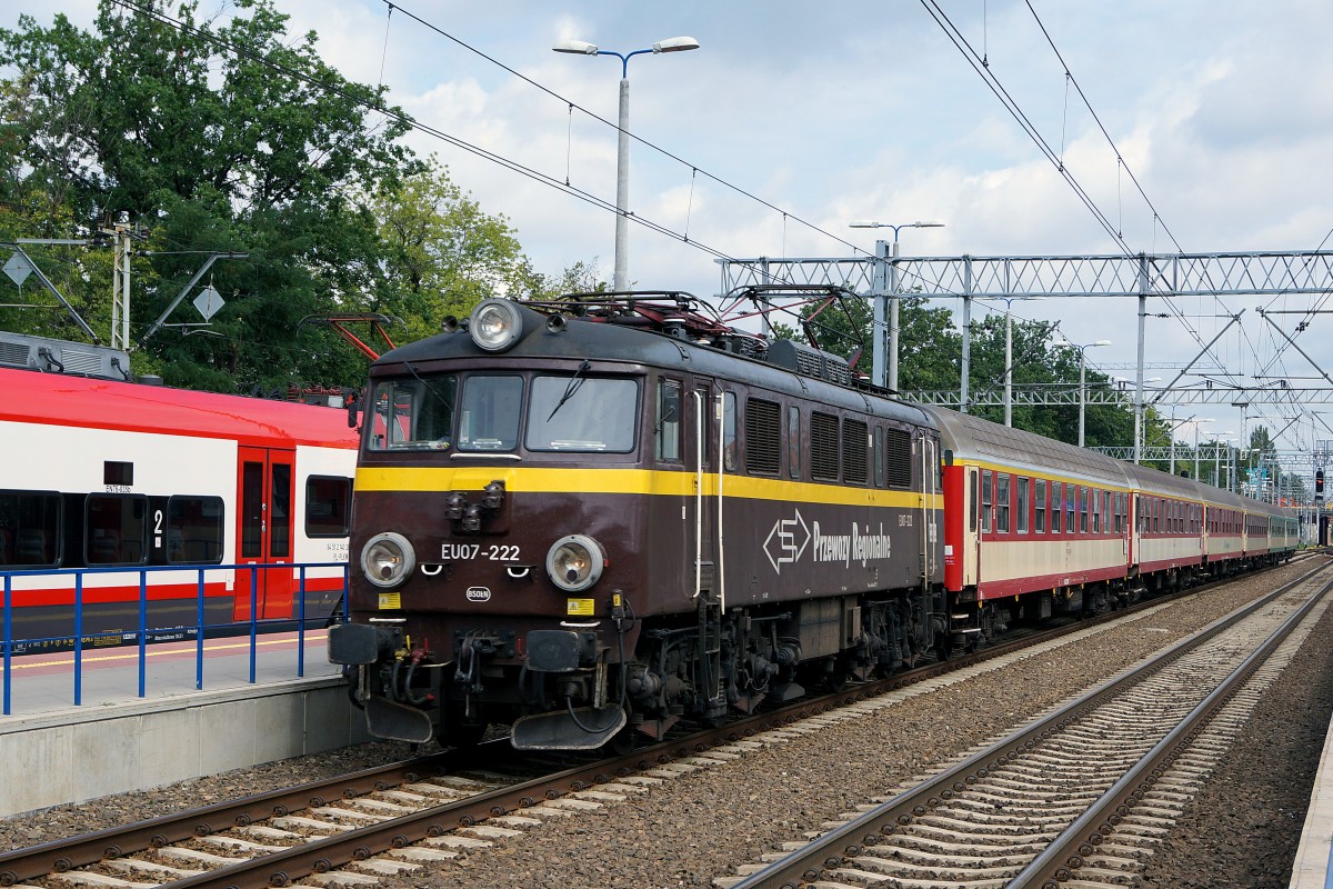 ELEKTROLOKOMOTIVEN IN POLEN VON DER P.K.P AUSGELAGERTEN PRZEWOZY REGIONALE:
Im Rollmaterialbestand der PRZEWOZY REGIONALE befinden sich auch einige aus Tschechien angemitete Lokomotiven der Baureihe 163, die auf den Namen von Frauen getauft worden sind. Die braune EU07-222 bei der Einfahrt in den Poznan Glowny am 17. August 2014.
Foto: Walter Ruetsch