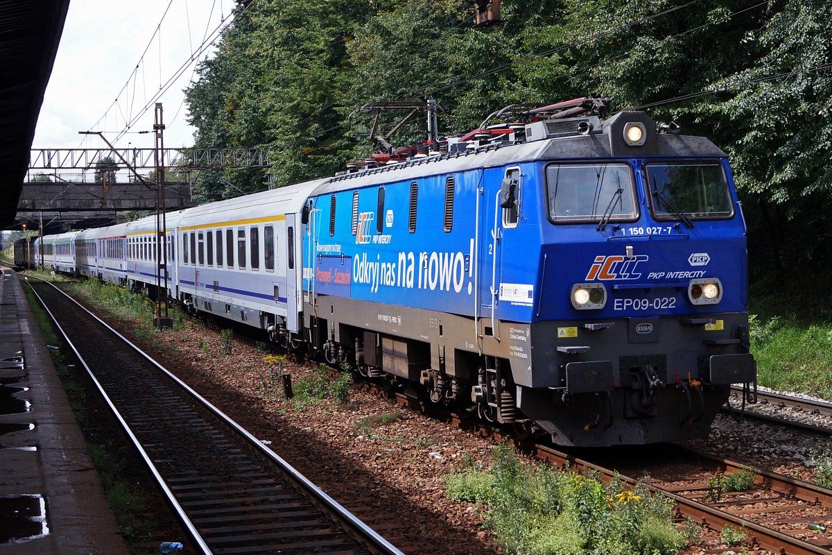 ELEKTROLOKOMOTIVEN IN POLEN
P.K.P EP09-022 (1986-1997) mit Werbeanstrich vor einem IC bei WARSZAW OCHOTA am 15. August 2014.
Foto: Walter Ruetsch