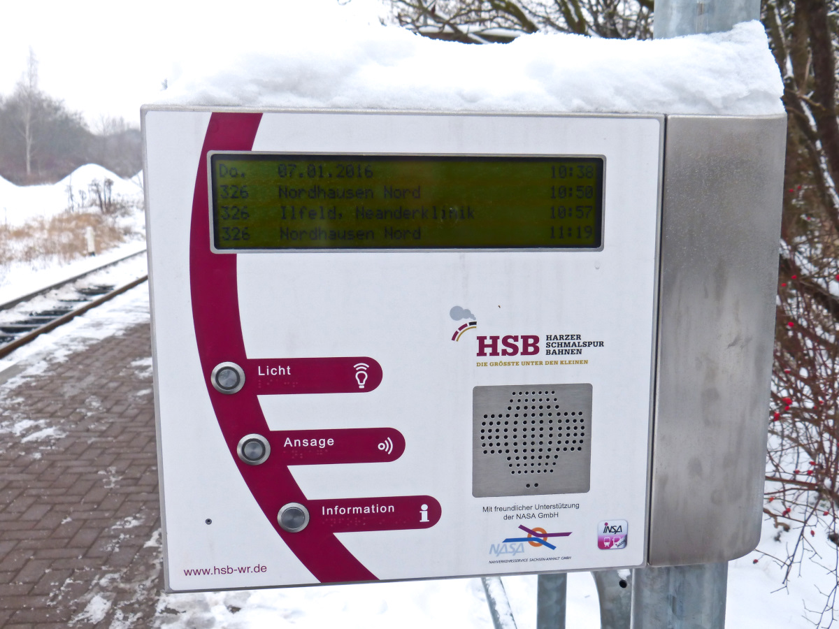 Elektronischer Infokasten an der Haltestelle Hesseröder Straße der Harzer Schmalspurbahn. Nordhausen 07.01.2015