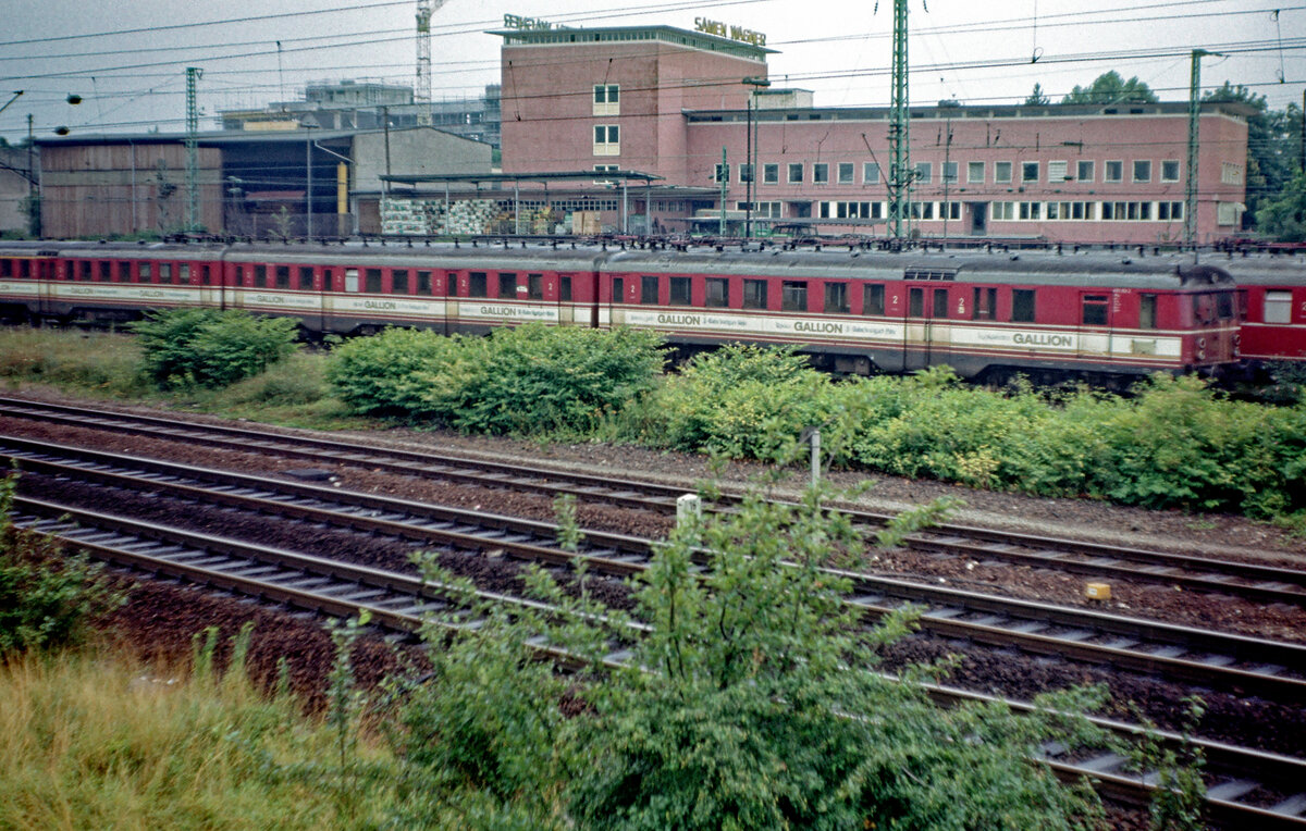 Elektrotriebwagen 455 103 am 18.11.1984 in der Nähe des Bw. Heidelberg.