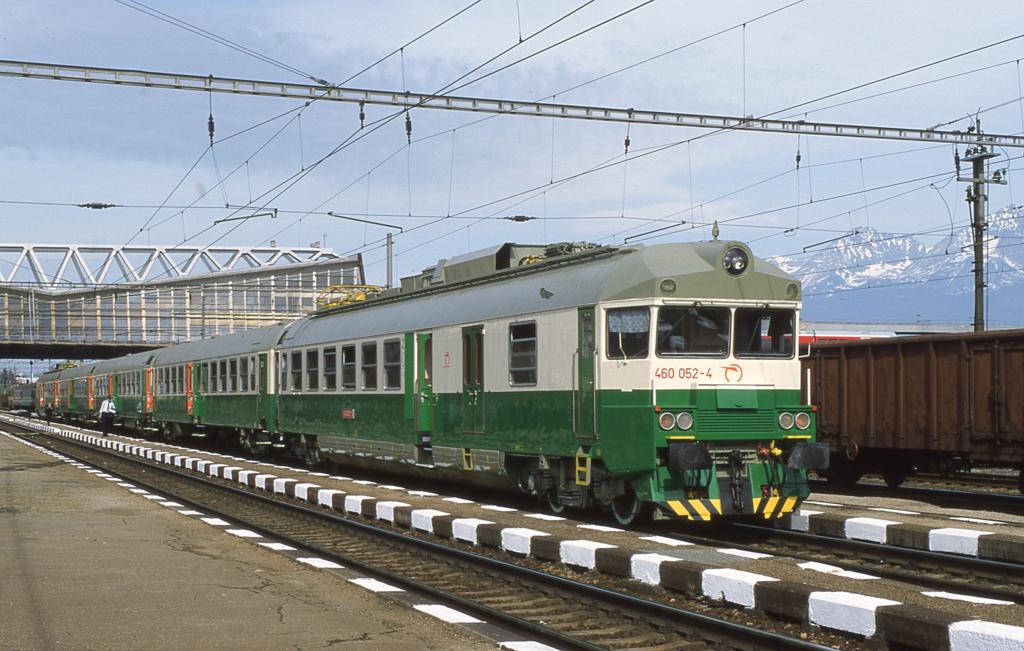 Elektrotriebwagen 460052 in Richtung Kosice steht am 3.5.2003 
im Bahnhof Poprad Tatry abfahrbereit.
