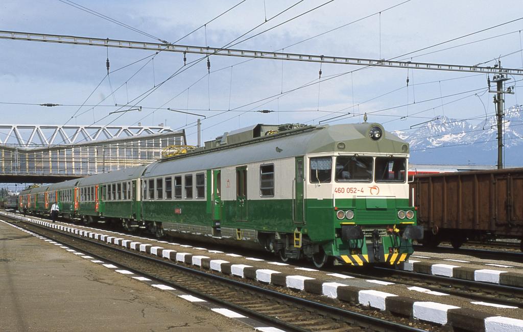 Elektrotriebwagen 460052 in Richtung Kosice steht am 3.5.2003 
im Bahnhof Poprad Tatry abfahrbereit.