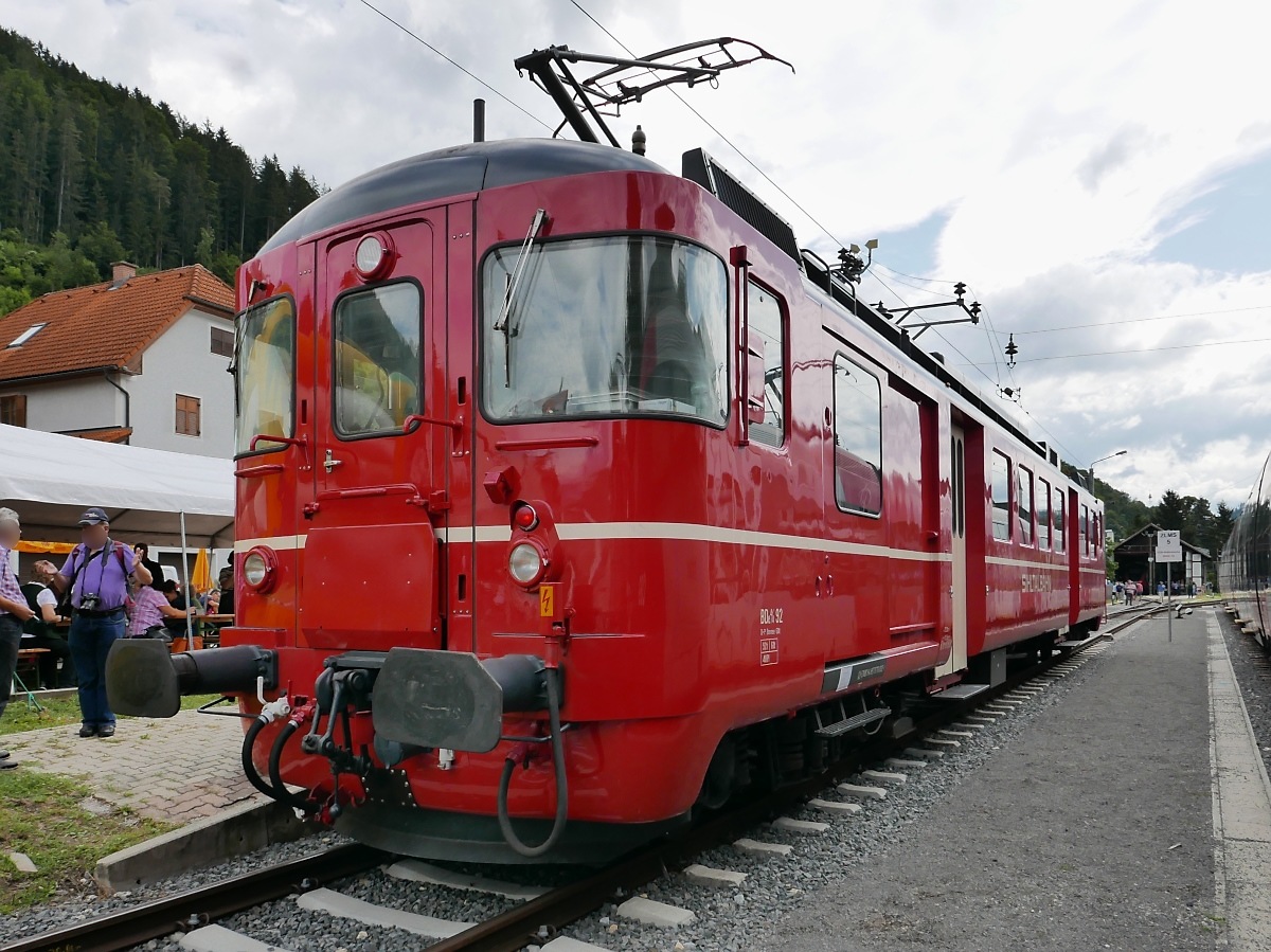 Elektrotriebwagen 92 (CH-ZMB 94 85 7576 092-1) im Bahnhof Übelbach anlässlich einer Fahrzeugausstellung zur 100-Jahr-Feier der Strecke Peggau-Übelbach, 04.08.2019 

Der TW92, ehemals bei der Sihltalbahn Zürich in Betrieb, und jetzt bei der Zürcher Museumsbahn, ist ein Schwesterfahrzeug des ET15 der Steiermarkbahn.
