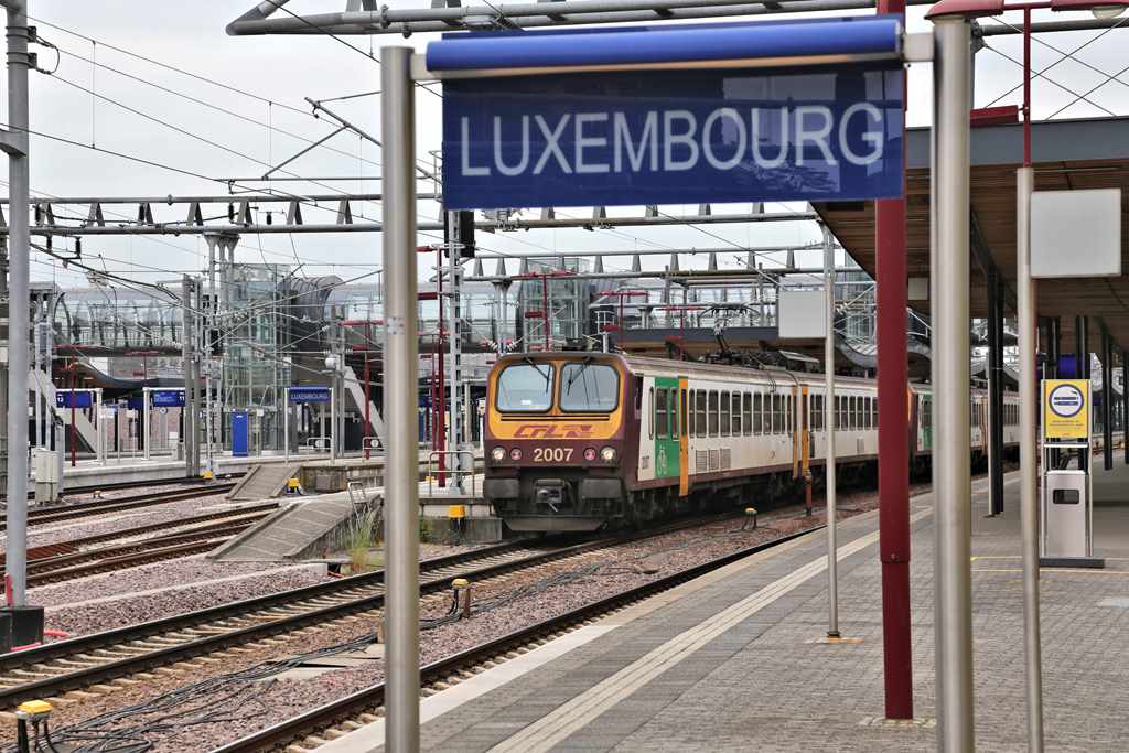 Elektrotriebwagen CFL 2007 fährt hier am 23.5.2023 um 15.56 Uhr aus Luxembourg Gare nach Dommeldange aus.