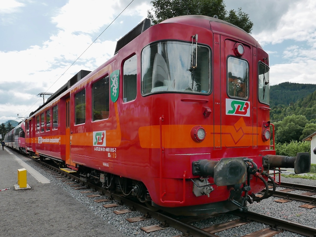 Elektrotriebwagen ET15 (A-STLB 94 81 4481 015-7) der Steiermarkbahn im Bahnhof Übelbach anlässlich einer Fahrzeugausstellung zur 100-Jahr-Feier der Strecke Peggau-Übelbach, 04.08.2019 

Der ET15 wurde 1968 als BDe 4/4 93  bei der Sihltalbahn in Betrieb genommen. Seit Mitte der 1990er Jahre wird er auf der Übelbacherbahn eingesetzt, fährt aber immer noch in seiner Originallackierung. 