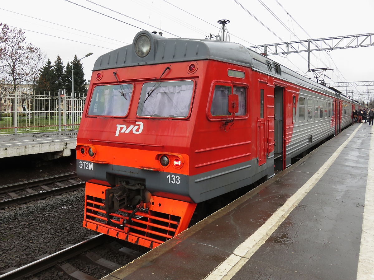 Elektrotriebwagen ET2M-133 im Bahnhof Kolpino bei St. Petersburg, 29.10.2017