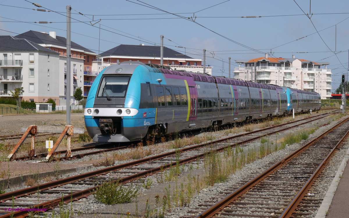 Elektrotriebzüge SNCF Z27783/27784+Z27709/27710 des Typs AGC-ZGC.
Seit dem 14.12.2008 kann auch hier elektrisch gefahren werden.

2014-07-19 Les Sables d´Olonne 