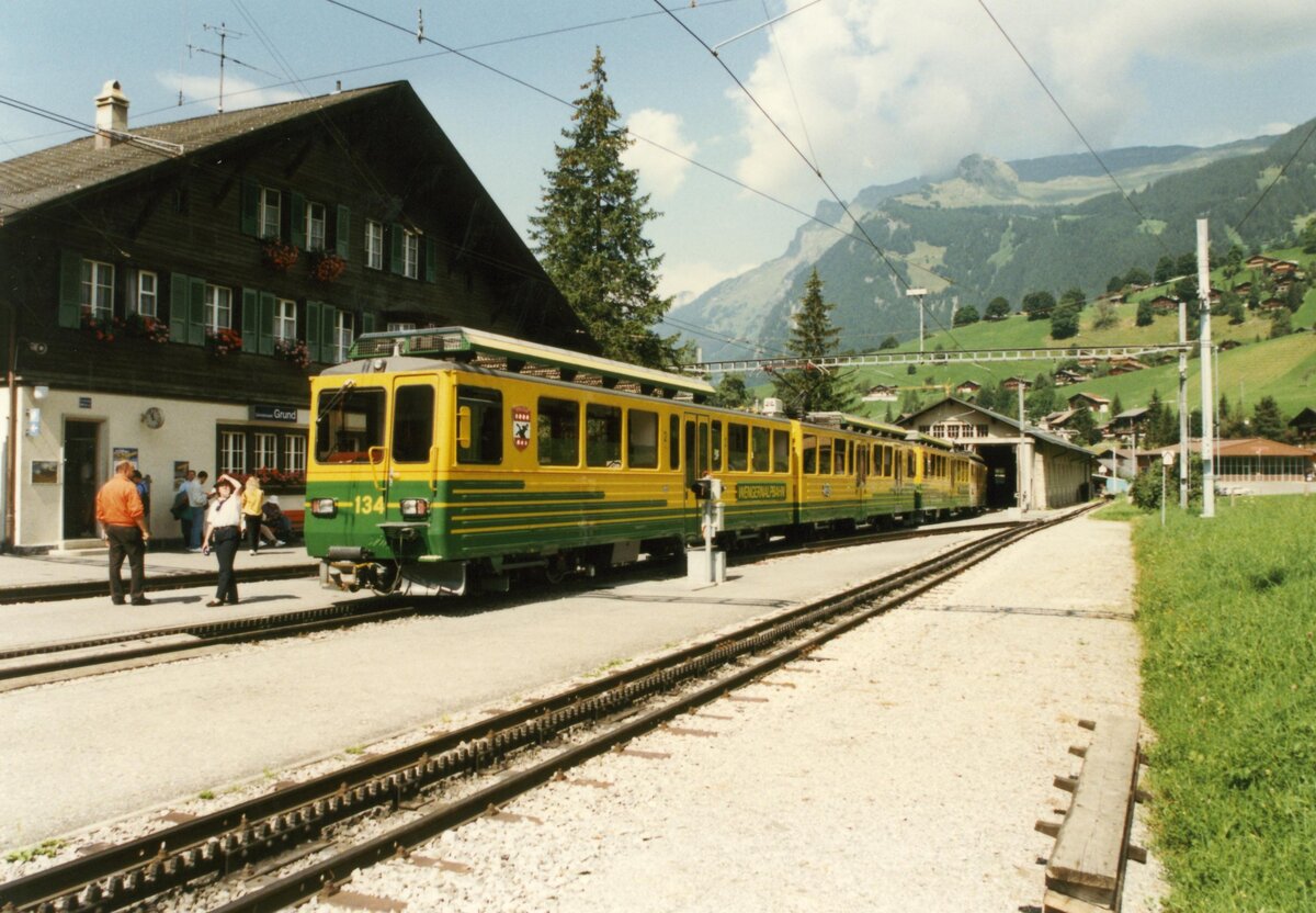 Elektrotriebzug BDhe 4/8 134 der Wengernalpbahn in Grindelwald-Grund am 19. August 1997.